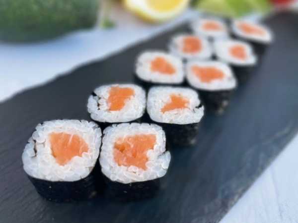 Ролл с лососем