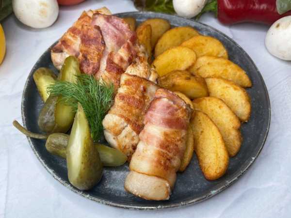 Курица в беконе с дольками