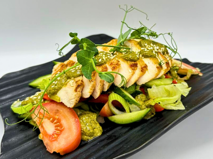 Гриль салат с курицей